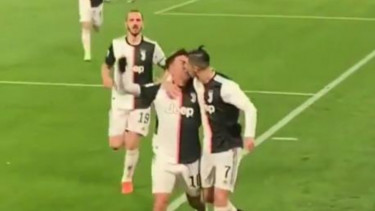 VIRAL ! Ronaldo Tak Sengaja Cium Dybala Saat Juve Menang Atas Parma