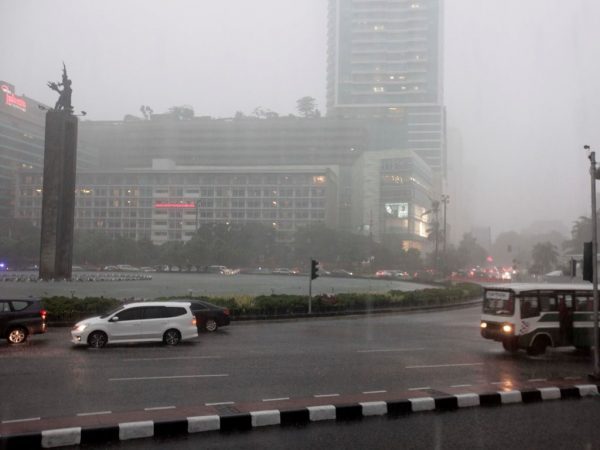 WAJIB TAHU ! BMKG: Hujan Lebat dan Petir di Jakarta Sampai 23 Januari