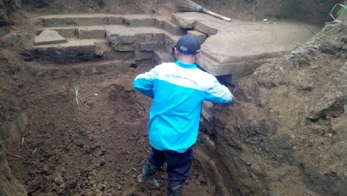 Warga Menemukan Struktur Bangunan yang Diduga Candi Pada Saat Menggali Tanah Untuk Septic Tank