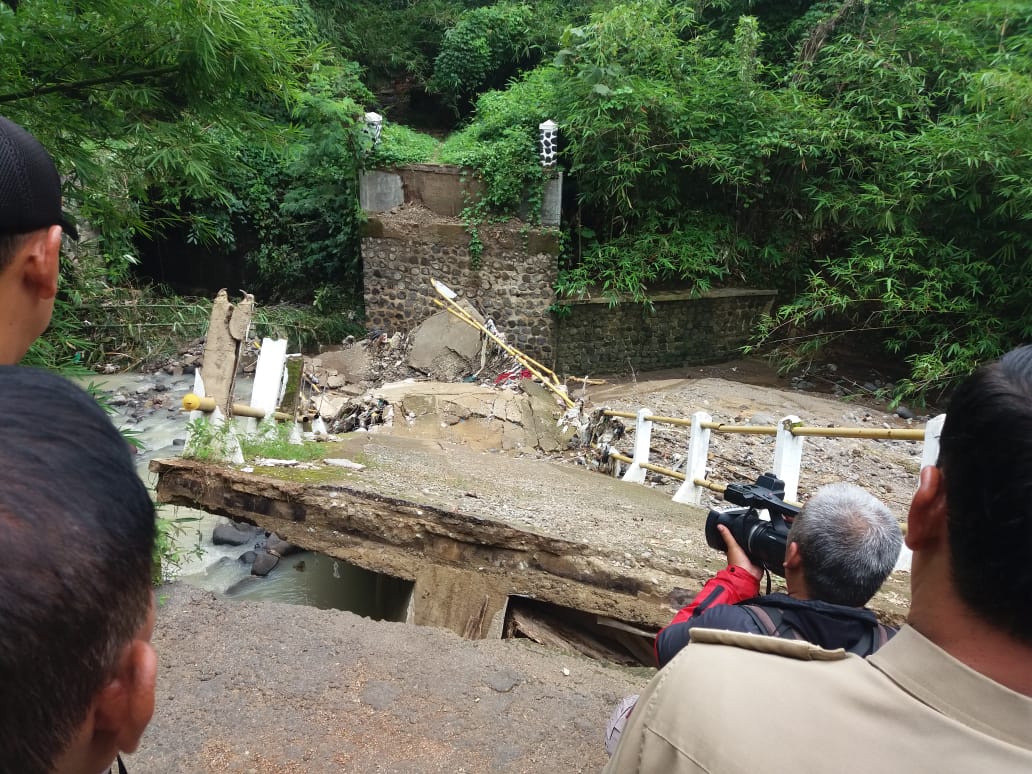 Jembatan Ciherang Penghubung Desa Ambruk, Disebabkan Intensitas Hujan yang Cukup Tinggi 