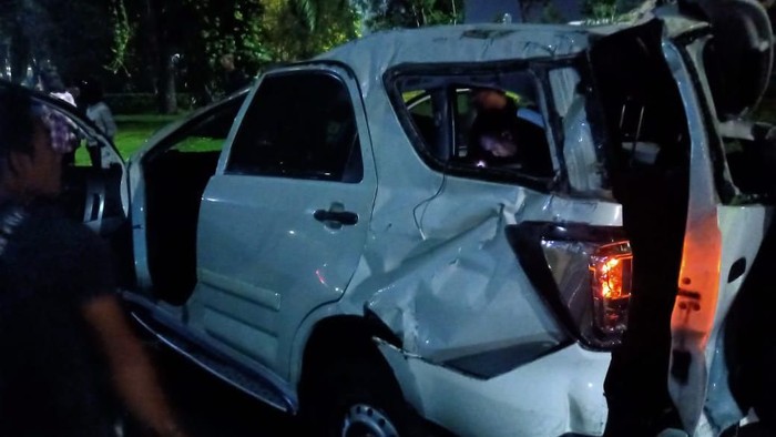 Mobil Minibus Kecelakaan di Kolong Jalan Layang Semanggi, Diduga Kendaraan Lepas Kendali