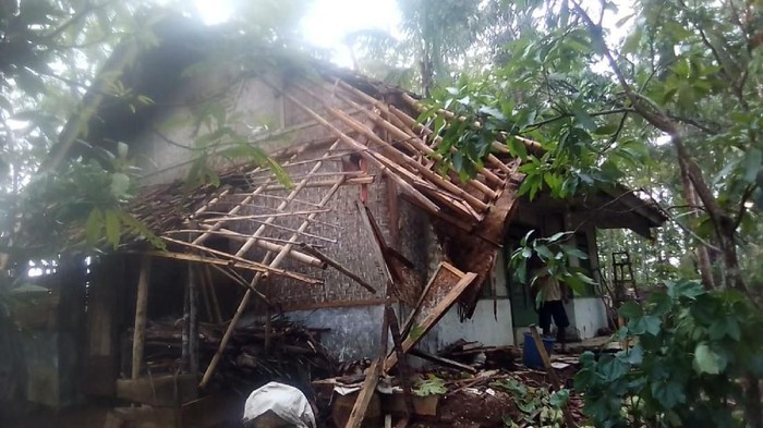 Hujan Deras Serta Angin Kencang Melanda Empat Desa di Kecamatan Pamarican