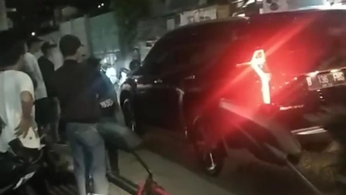 HEBOH!! Mobil Lindas Pria di Bandung, Saksi : Sebelumnya Terdengar Bunyi Tembakan