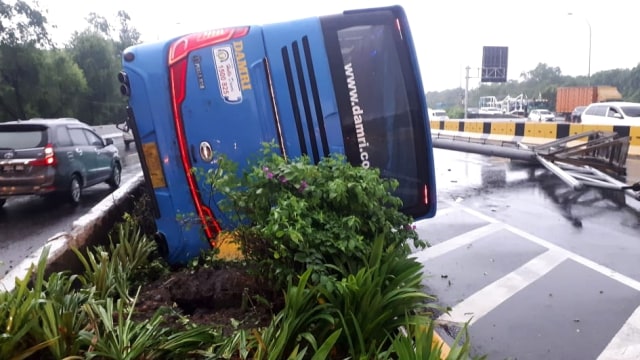 Bus Damri Mengalami Kecelakaan di Tol Arah Soetta Diduga karena Sopir Mengalami Ngantuk