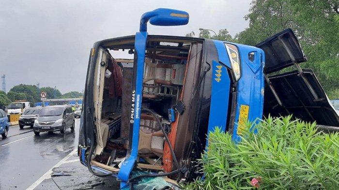 Bus Damri Terbalik di Tol Arah Bandara Soekarno-Hatta Mengangkut 8 Penumpang