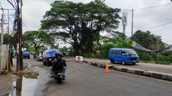 Ngeri! Aspal di Jalan Raya Bogor-Jakarta Mendadak Menggelembung