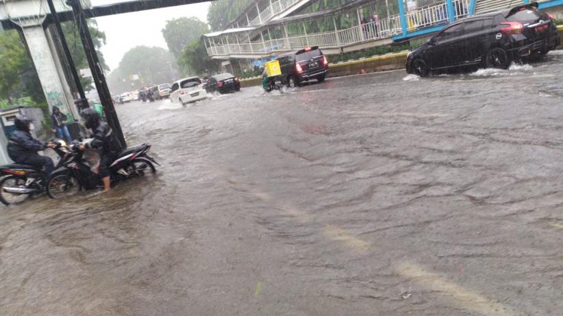 Hujan Deras sejak Pagi, Jakarta Pun Tergenang