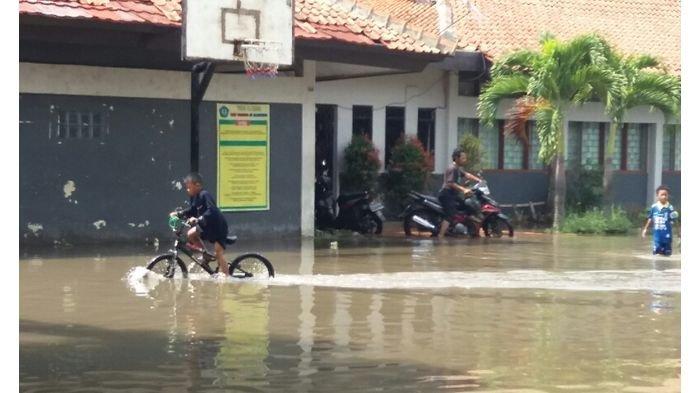 Banjir Genangi SMPN 48 dan SMAN 25 Kota Bandung, Ribuan Siswa Terpaksa Belajar di Rumah