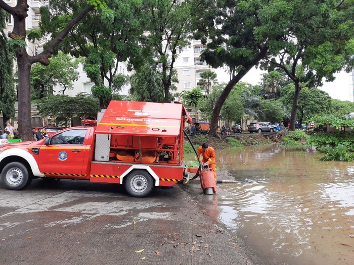 Pemadam Kebakaran Sedot Genangan Air di Underpass Kemayoran Karena Banjir