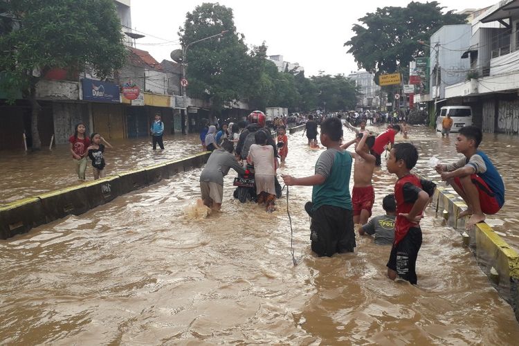 Imbas Banjir, PLN Padamkan 15 Gardu Listrik di Jakarta