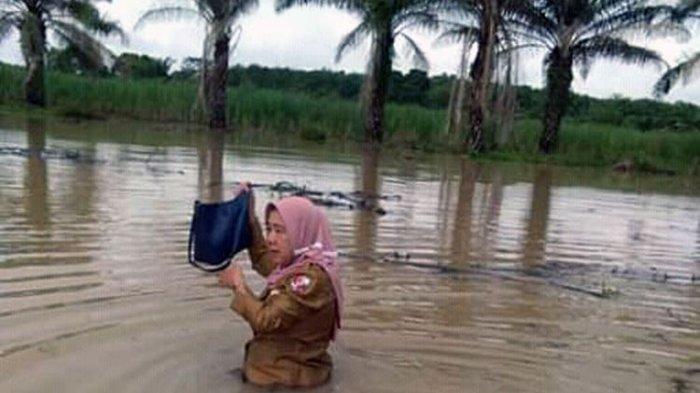 VIRAL ! Guru Rela Terobos banjir Setinggi Dada, Tak Peduli Bahaya, 'Namanya Tugas, Dijalani Saja'