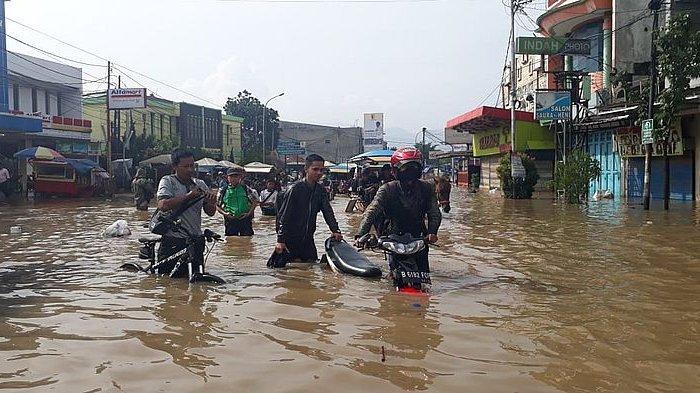 Terobos Banjir Dayeuhkolot Bandung, Mobil-Motor Warga Mogok