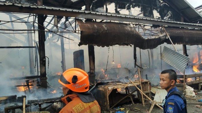 Api Berhasil Dilokalisasi, Petugas Damkar Lakukan Pendinginan di Pasar Caringin