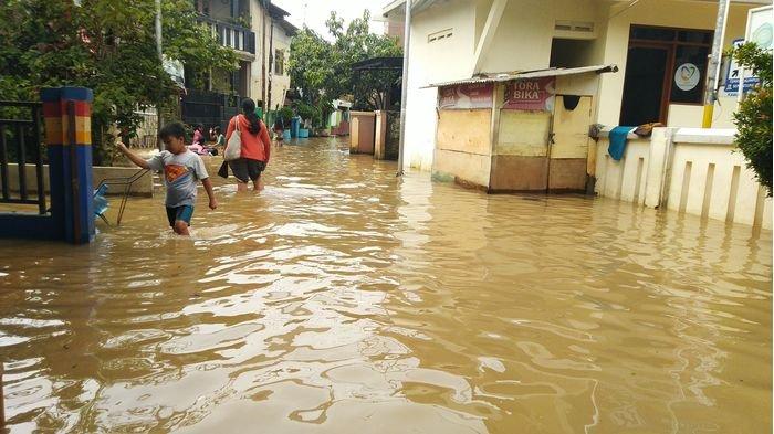 400 Rumah di Kompleks Adipura Bandung Kebanjiran, Petugas Evakuasi 8 Orang, DPU Sedot Air