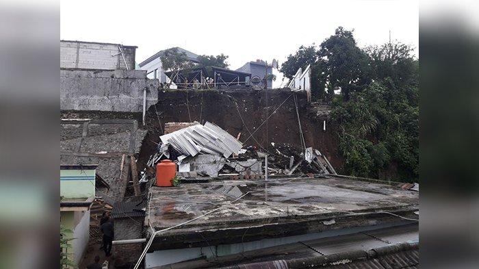 Longsor di Kampung Kebon Manggu Cimahi Terjang Masjid dan Rumah Warga