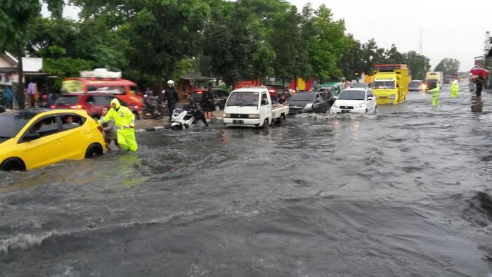 Akses Jalan Raya Bandung-Garut Terendam Banjir, Arus Lalu Lintas Jadi Lambat,  'Gunakan Jalur Alternatif'