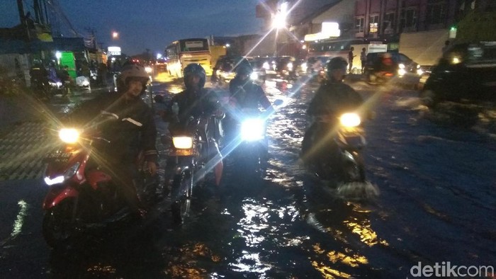 Kerap Terjebak Banjir di Jalur Bandung-Garut, Warga: Ya Kesal!