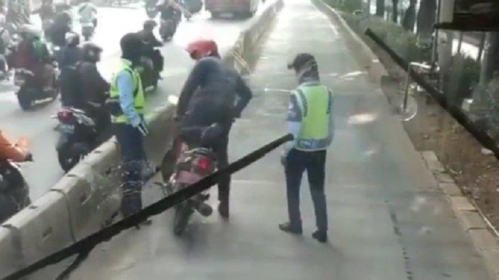 VIRAL ASN Pengendara Motor Pelat Merah Ngamuk Masuk Jalur Bus TransJakarta, Ditilang di Ruang Kerja