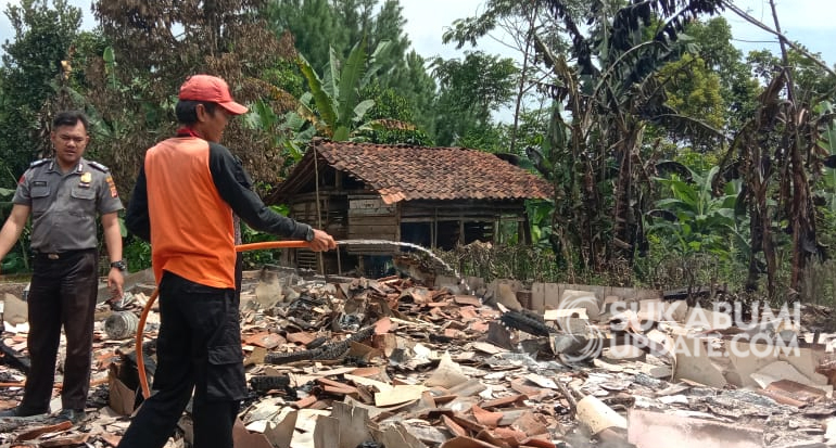 Diduga Akibat Konsleting Listrik, Rumah Panggung Milik Warga Kampung Pangkalan Ludes Terbakar