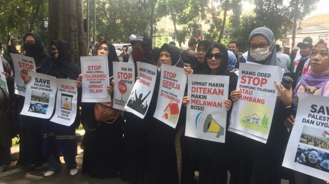 Massa Berjilbab Hitam Demo Tolak Parade Budaya Lintas Agama di Bandung