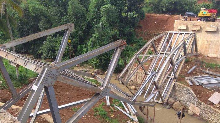 Detik-detik Dua Pekerja Pegang Erat Pilar Jembatan Pada Saat Jembatan Cibalagung Ambruk