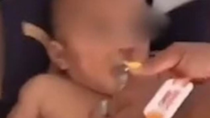 PARAH ! Sepasang Suami Istri ini Tega Cekoki Bayi nya Dengan Minuman Keras