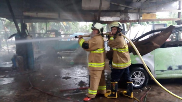 Bengkel di Jalan Raya Poncol Mengalami Kebakaran, Satu Unit Mobil Hangus Terbakar