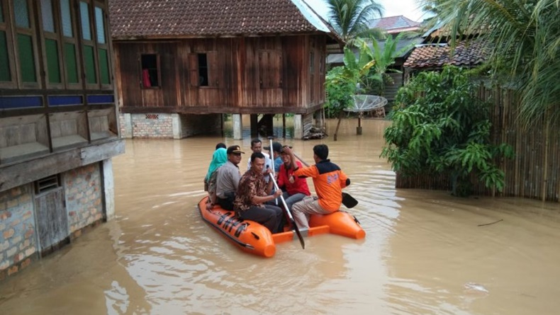 BPBD Kabupaten Ogan Komering Ulu (OKU) Terjunkan 45 Personel untuk Evakuasi Harta Korban Banjir