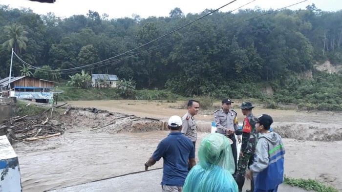 Banjir Bandang Terjang Sijunjung Sumbar, Ratusam Rumah Warga Terendam Banjir