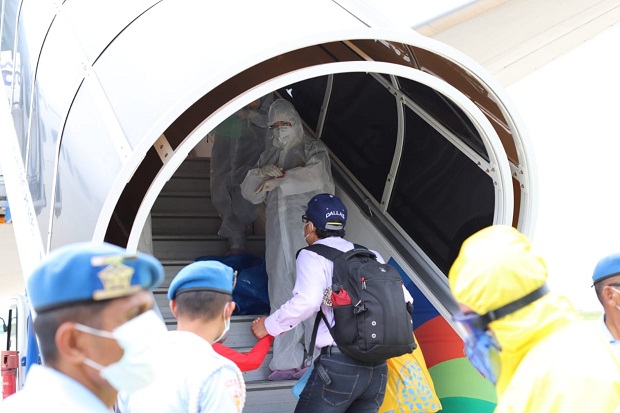 Angkut 61 Penumpang, Pesawat Penjemput Warga China Lepas Landas dari Ngurah Rai