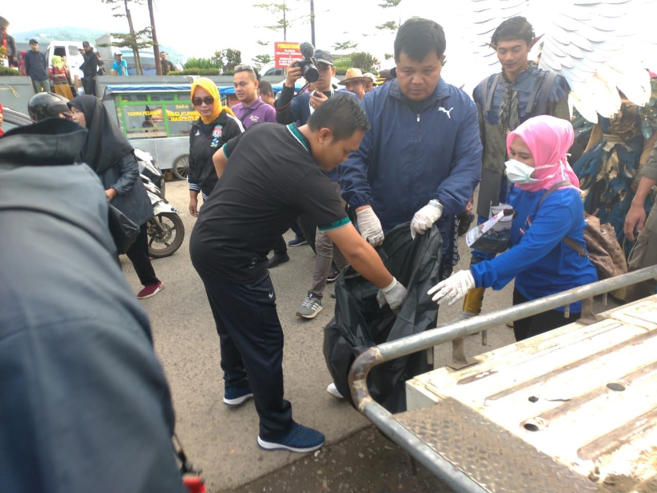 Wartawan Ajak Bupati Bandung Barat Pungut Sampah, Aa Umbara: 30 Menit Sampah Pasar Panorama Langsung Bersih