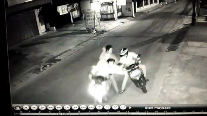 VIRAL Video Aksi Begal di Bintara Jaya Bekasi Terekam CCTV, Motor Korban Dipepet Hingga Ditodong Celurit