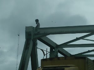 Seorang Pemuda Depresi Akibat Putus Cinta Nyaris Lompat Dari Jembatan di Kota Padang, Digagalkan Setelah Dibujuk Dengan Rokok