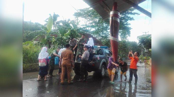 Dua Kampung di Desa Tanjungsari Terendam Banjir, Anak-anak Naik Mobil Patroli Polisi dan BPBD ke Sekolah
