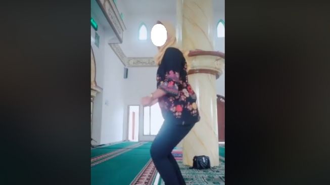 Heboh Emak-emak Joget Pinggul dalam Masjid, Panen Kecaman