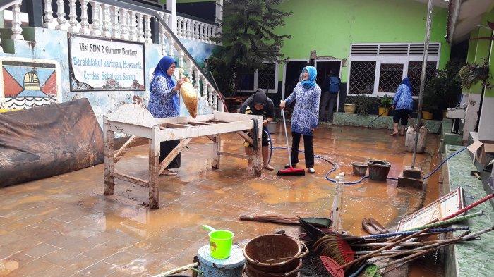Kegiatan Belajar Mengajar di SDN 2 Gunung Bentang Terpaksa Diliburkan, Karena Sekolah Rusak Diterjang Banjir