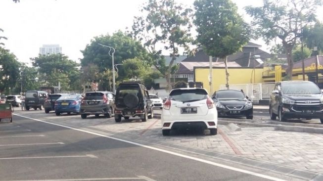 Viral Mobil Parkir di Tengah Jalan di Surabaya, Ternyata Bukan Pelanggaran