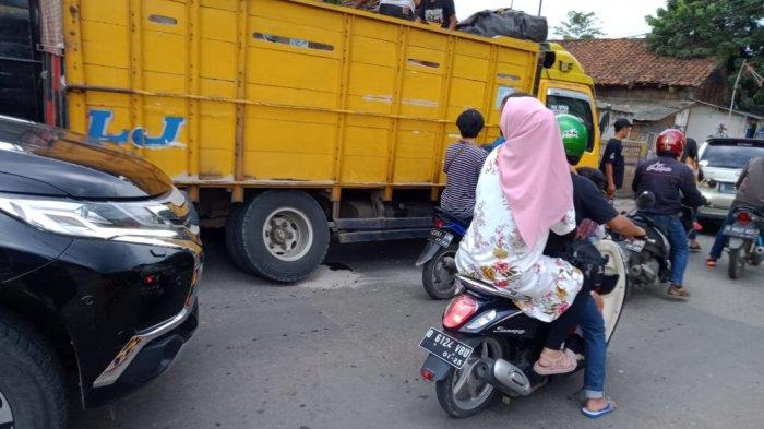 Truk Mengangkut Pasir Tiba - Tiba As Patah di Perlintasan Rel Kereta Api di Jalan Raya Cicalengka, Membuat Warga Cikuya Tegang !!