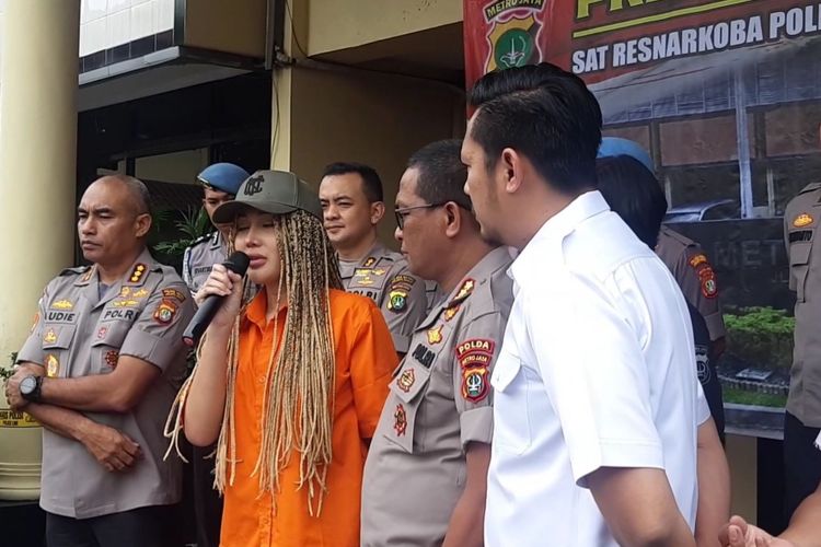Polda Metro Jakarta Barat Memeriksa Rambut Lucinta Luna di Laboratorium BNN, Positih Menkonsumsi Amfetamin