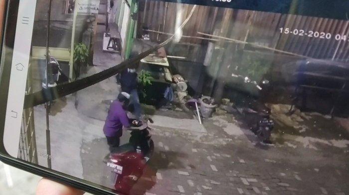 Tak Sampai 10 Menit, 3 Maling Terekam CCTV Berhasil Gasak Motor dari Gang Sempit di Kapuk Muara