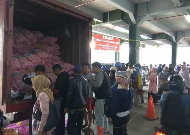 Bawang Putih Rp28.000/kg, Ratusan warga Rela Antre di Pasar Atas Cimahi 