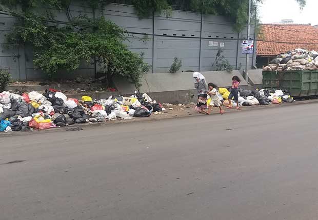 Kota Cimahi Masih Membuang 84 Persen Sampahnya ke TPA Sarimukti  