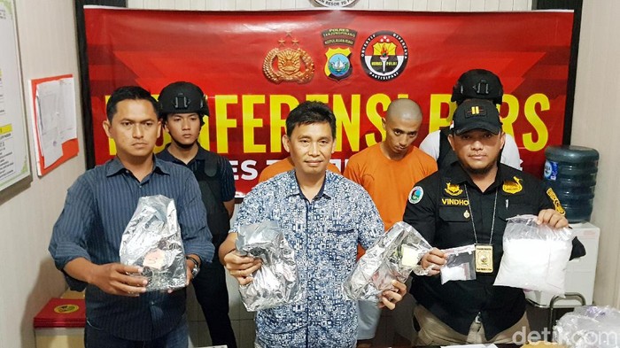 Dua Kurir Narkotika Jaringan Internasional Malaysia, Barang Bukti yang Diamankan Berupa Narkotika Jenis Sabu Seberat 8,5 Kilo Gram