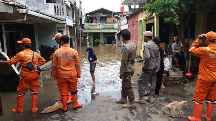 Puluhan Rumah Warga di Rawajati Terendam Banjir Akibat Luapan Kali Ciliwung