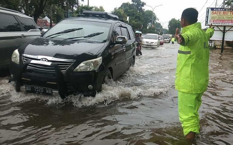 Banjir Setinggi 50 cm dan Panjang 300 Meter Merendam Jalur Pantura Kota Pekalongan