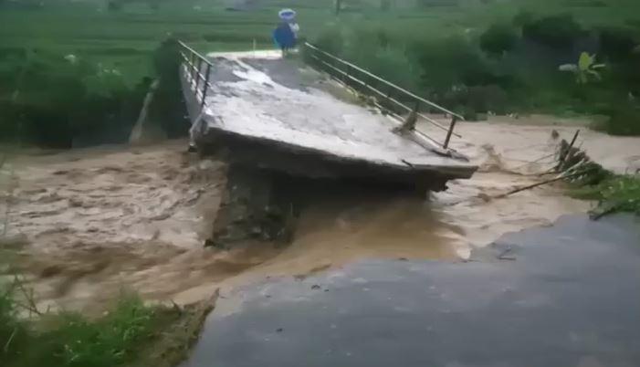 Jembatan Penghubung Antar Desa Putus Total Akibat Derasnya Debit Sungai Cigunung di Kabupaten Ciamis