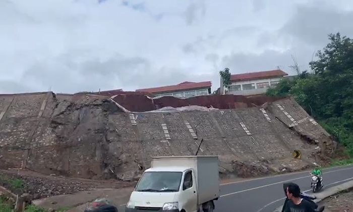 Gempa Tasikmalaya Picu Longsor di Jalan Raya Limbangan  