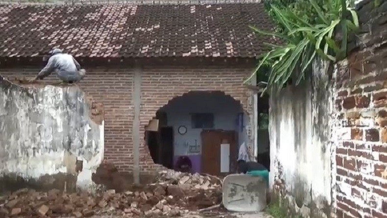 Hujan Deras yang Melanda Ponorogo Menyebabkan Sebuah Bangunan Roboh dan Menimpa Seorang Warga