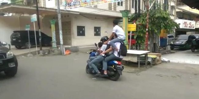 Viral di Media Sosial Lima Pelajar SMA di Kota Medan Berboncengan Dalam Satu Motor