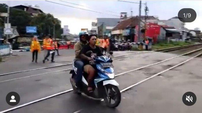 VIRAL VIDEO Pengendara Motor di Bandung Terobos Pintu Perlintasan Kereta Api, Nyaris Tabrak Relawan